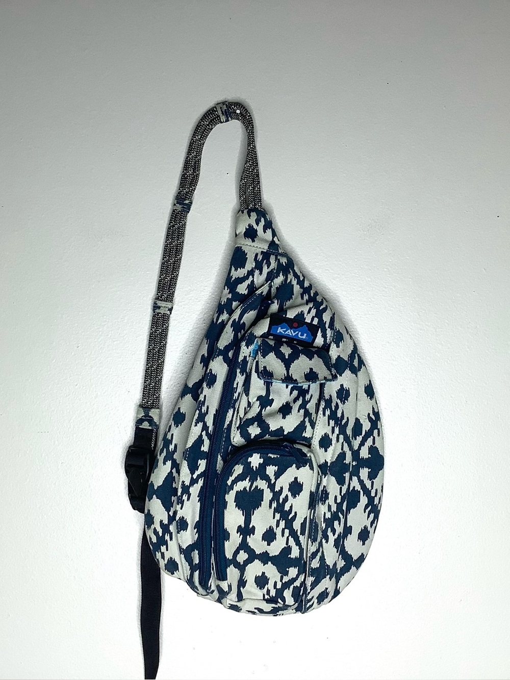 < Kavu Navy Blue/White Patterned Rope Sling Bag >